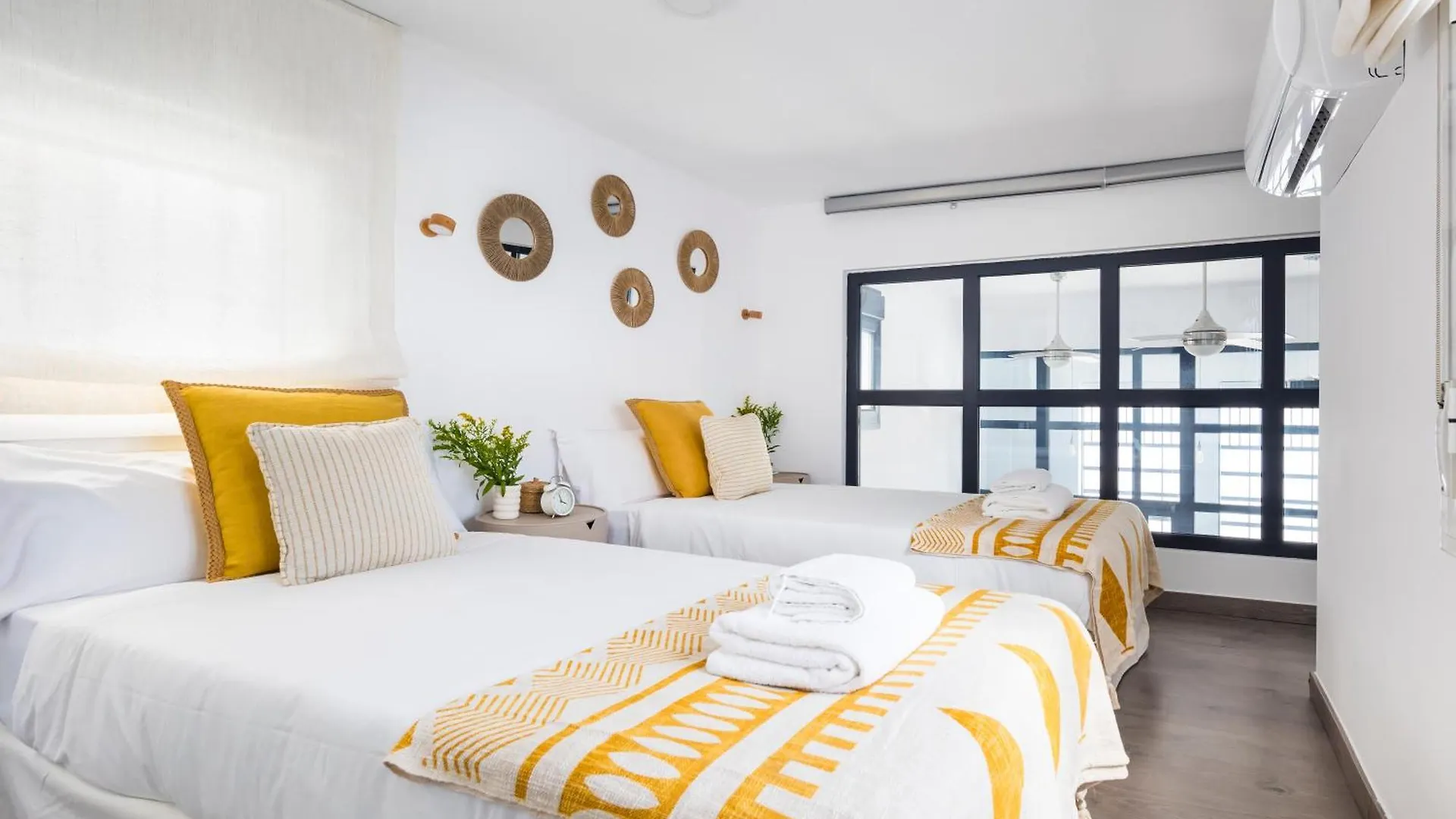 New Charming Duplex With Private Patio Apartment Seville